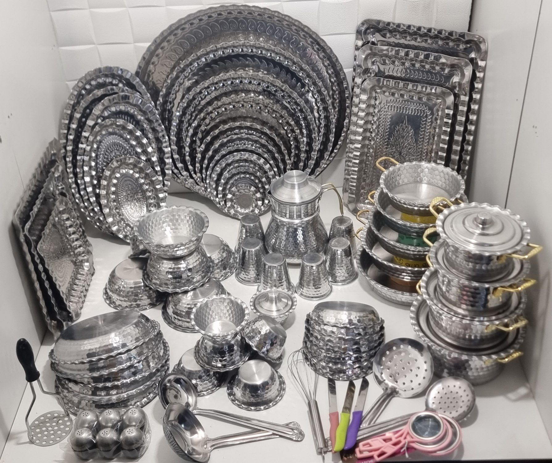 سرویس ۸۶ پارچه کاربردی چکشی با سینی استیل طرح مس