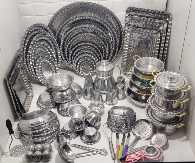 سرویس ۸۶ پارچه کاربردی چکشی با سینی استیل طرح مس